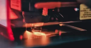 Close-up of a LA-ICP-MS. The sample, a platinum-enriched tumor cell, is precisely ablated via the laser and transported to the ICP-MS in an ionized manner, which allows the platinum content to be determined in a site-specific manner.