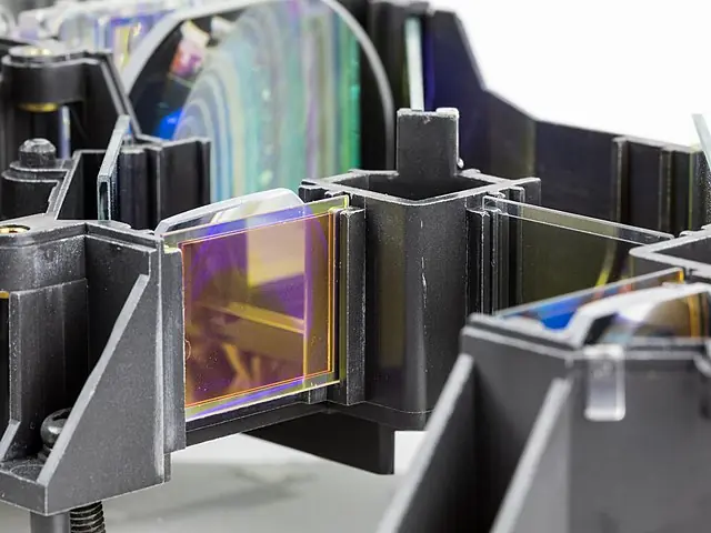 Sony VPL-HS1 - beam path, consisting of prisms, mirrors, lenses and a series of dichroic filters