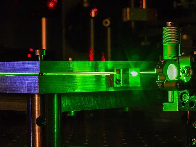 Resonator mirror of Er ZBLAN fiber laser and its working fiber in the dark