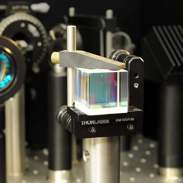 Photograph of a polarizing Beam splitter cube at an optical laboratory mount. The beam splitter transmits one linear polarization of light and reflects the orthogonal component to the side.