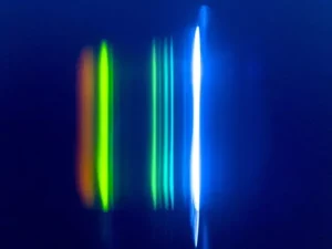 Rayleigh and Raman scattering of ethanol observed using a grating and a digital camera (Sony A7 III). The excitation source is a 488 nm argon ion laser. The brightest line is Rayleigh scattering and the lines left side from the Rayleigh line are Stokes Raman scattering. Anti-Stokes Raman lines are also slightly observable at the right side of Rayleigh line.