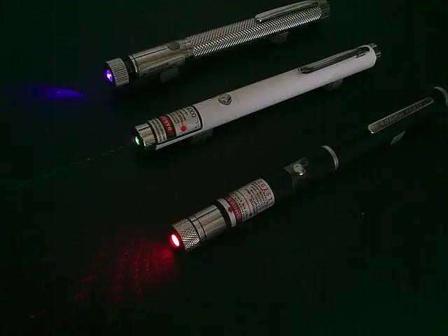 Laser pointer pens Star-projected Red laser (650nm 100mW) Fixed-focus Green laser (532nm 50mW) Adjustable-focus Violet laser (405nm 150mW)
